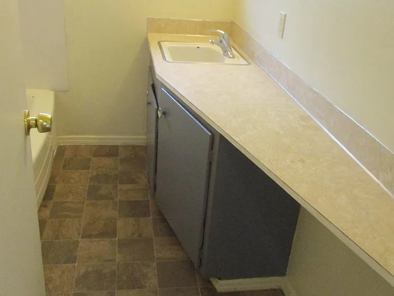 555 W 8th Ave — Photo 3