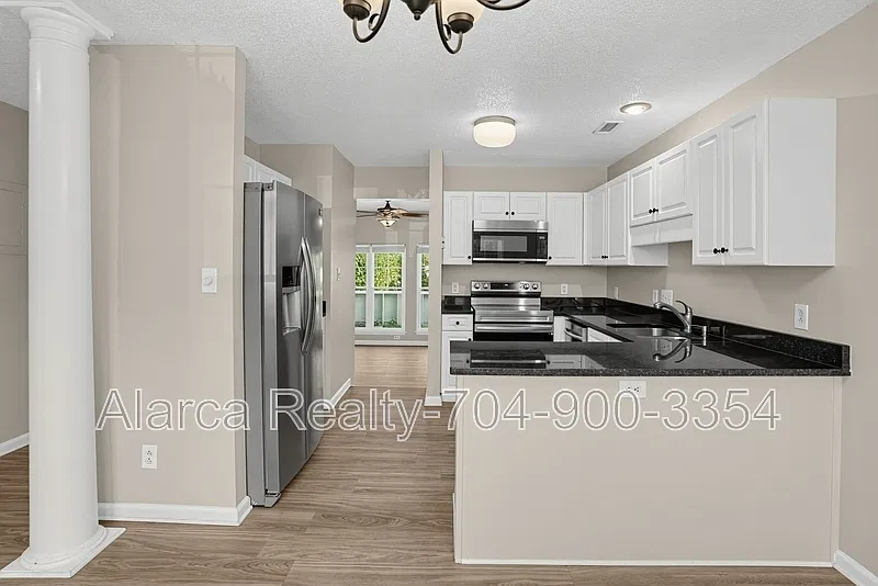 3 bed, 2.5 bath, 1400 sqft, $1,895 — Photo 4