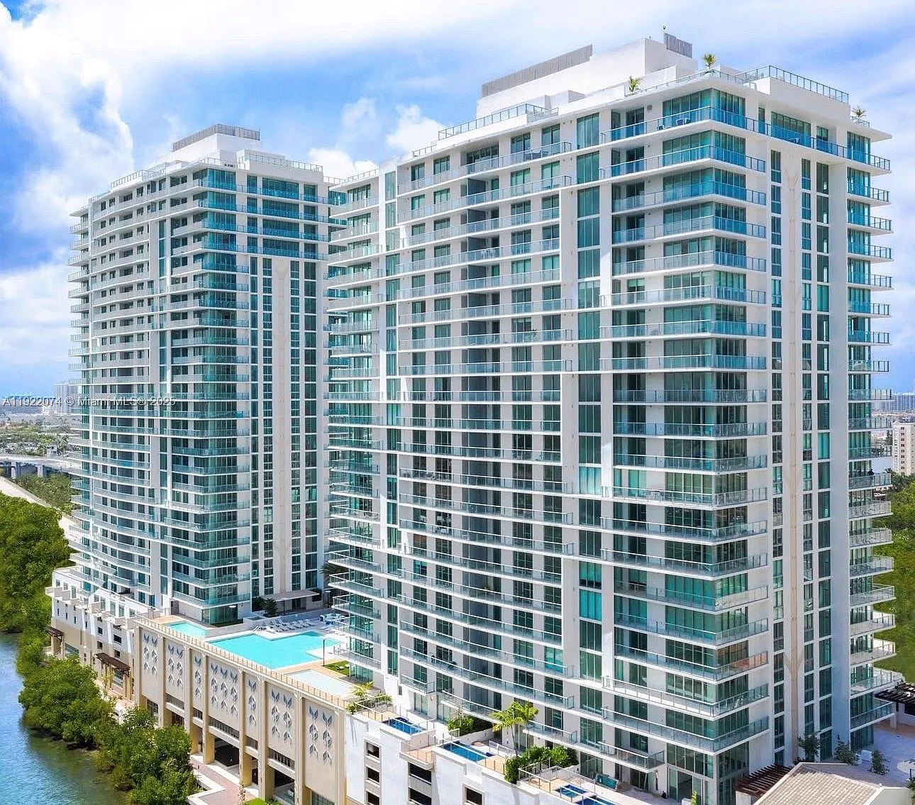 Parque Towers Condo — Photo 1