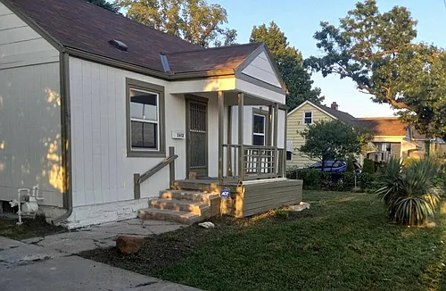 2612 E 75th St Photo 1