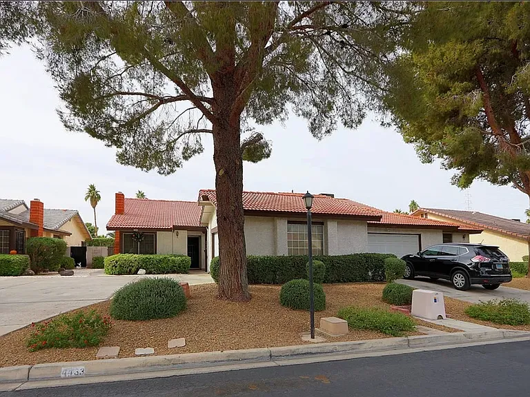 4433 Live Oak Dr — Photo 2