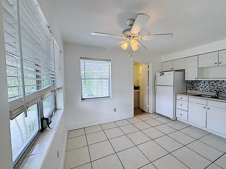 202 SE 3rd Ter #1 — Photo 2