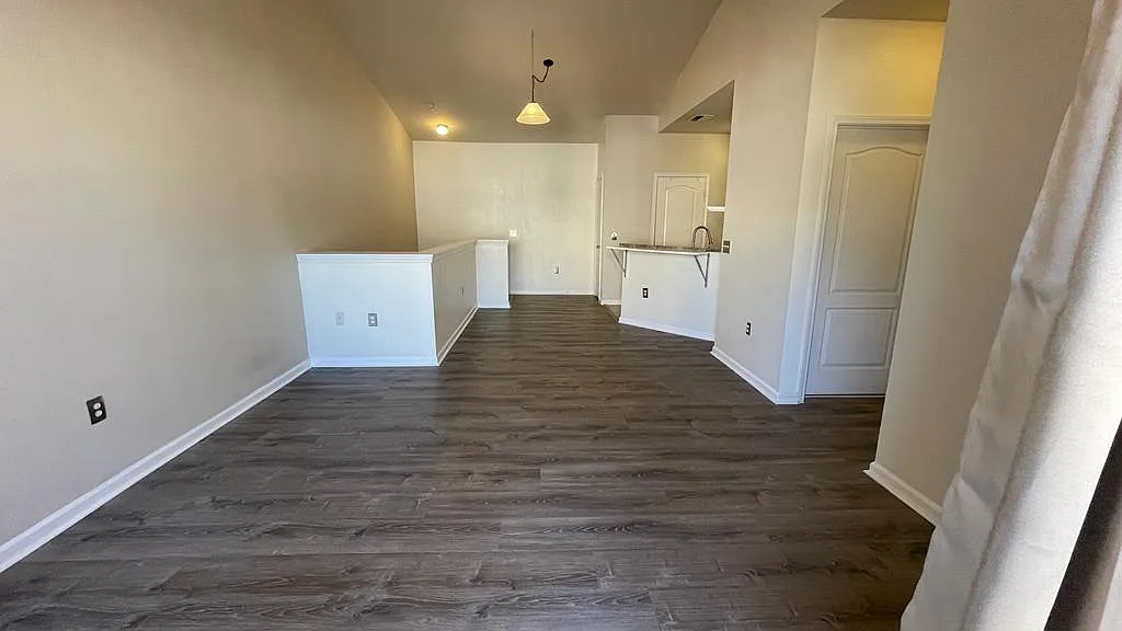 1 bed, 951 sqft, $1,650 — Photo 4