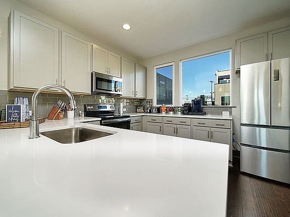 4th image of 64 Fern Ave Unit 9