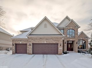 581 W Thornwood Dr, South Elgin, IL 60177