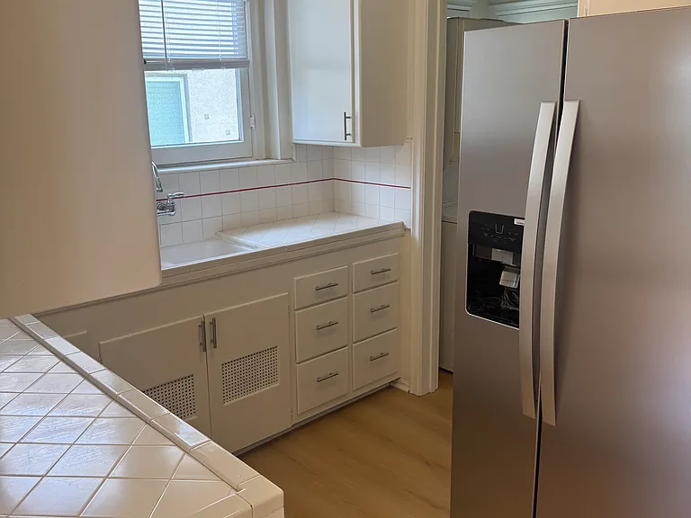 419 N Doheny Dr #B — Photo 10