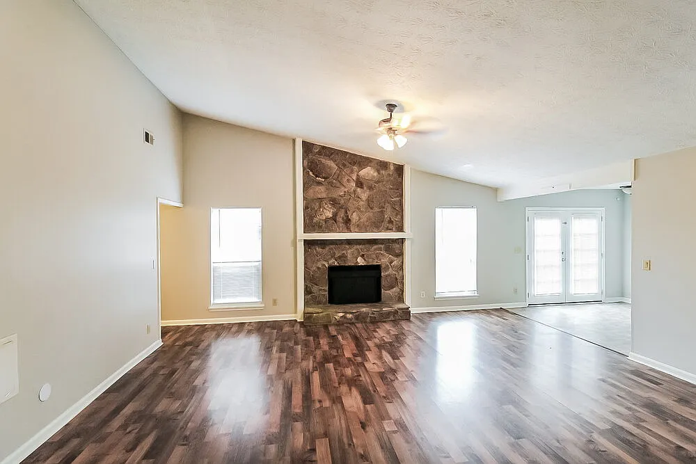 3 bed, 2.0 bath, 1850 sqft, $1,900 — Photo 3