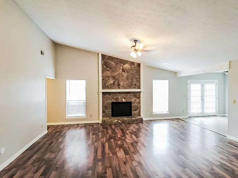 2468 Mistletoe Ln — Photo 3