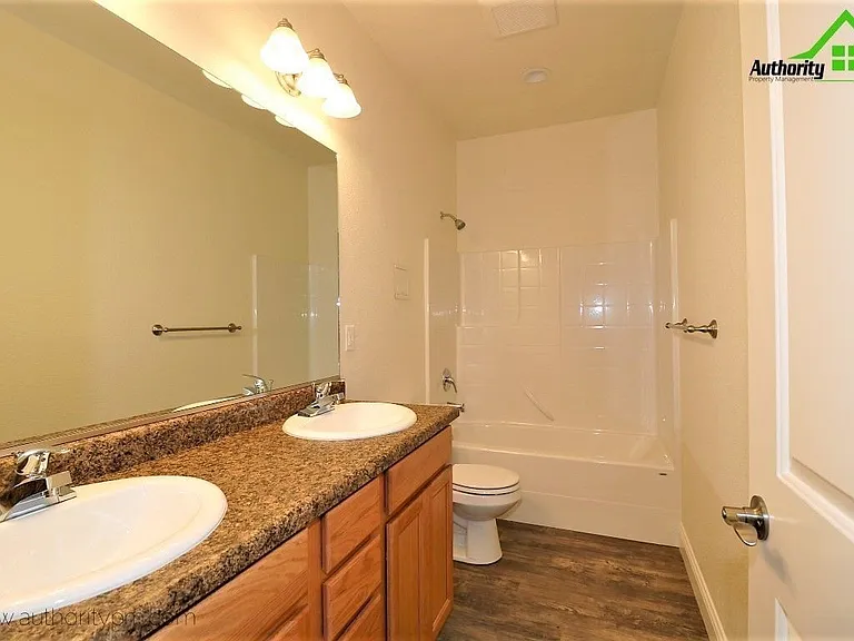 2530 Rainbow Ln #B — Photo 12