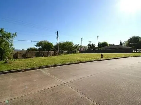 8802 Shiloh St, Texas City, TX 77591