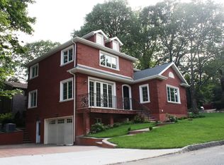 1 Avalon Rd, Great Neck, NY 11021