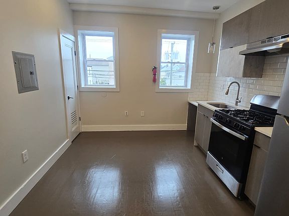 3rd image of 535 Hawthorne Ave APT 207