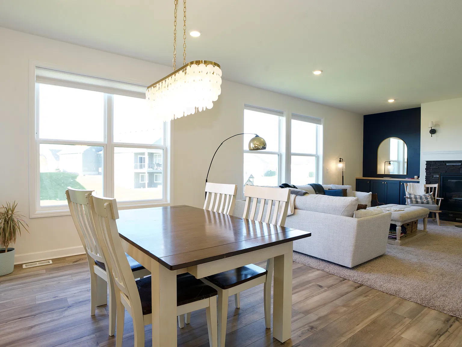 5 bed, 3.5 bath, 3417 sqft, $3,650 — Photo 2