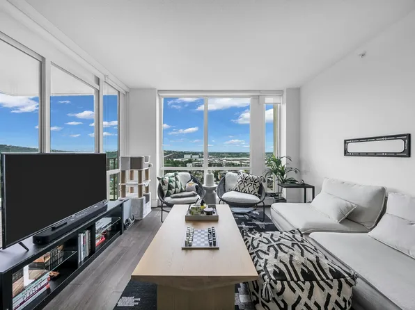 1550 Fern St #2104, North Vancouver, BC V7J 0A9