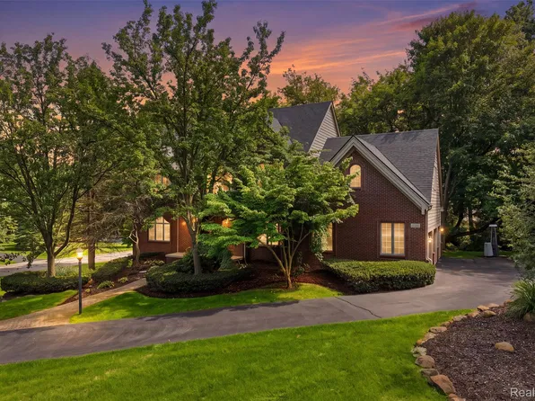 5380 Fieldstone Ct, Brighton, MI 48116