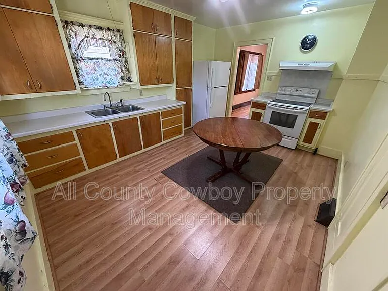 557 N 8th St — Photo 3