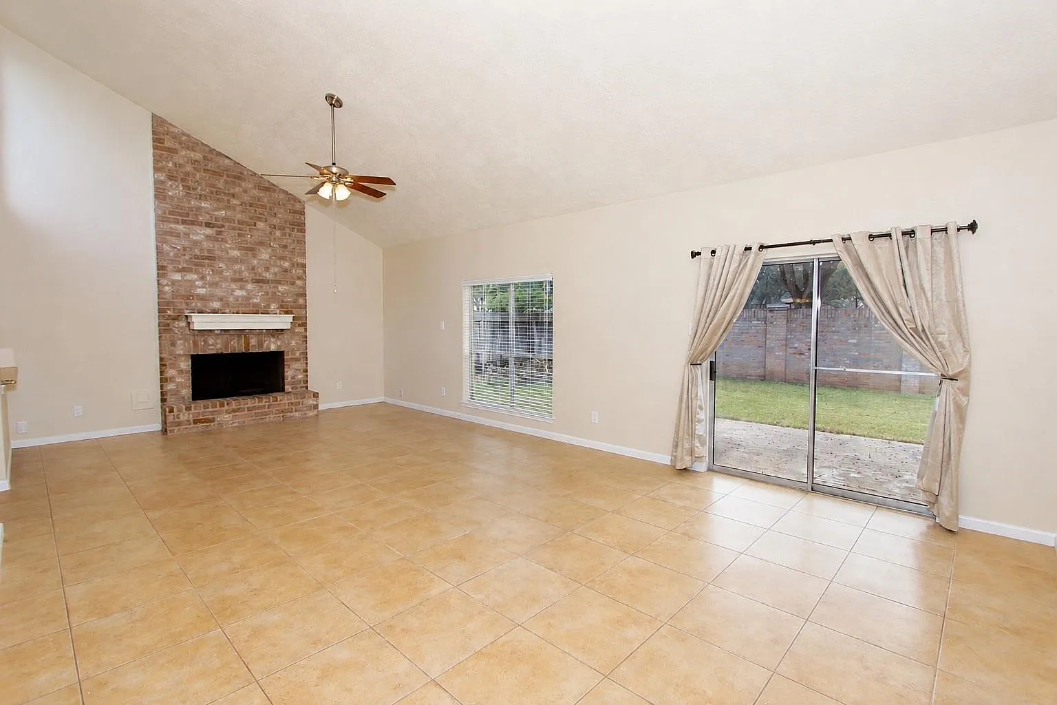 3 bed, 2.0 bath, 1731 sqft, $2,100 — Photo 3