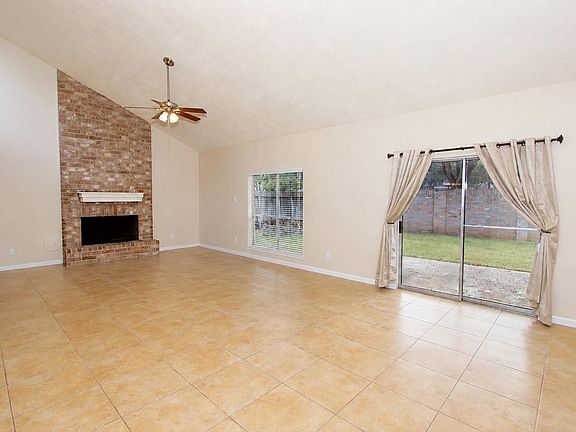 3rd image of 2731 Colony Dr