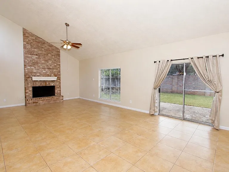 2731 Colony Dr — Photo 2