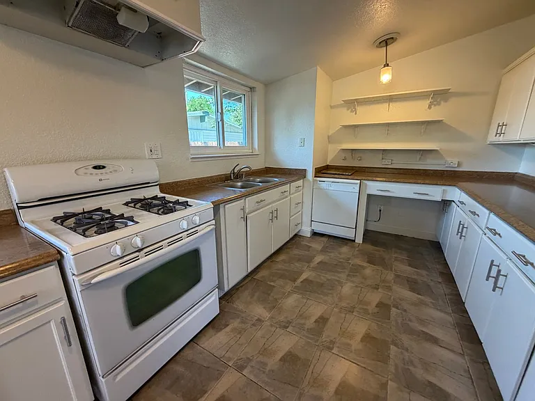 8945 Fashion Dr — Photo 6
