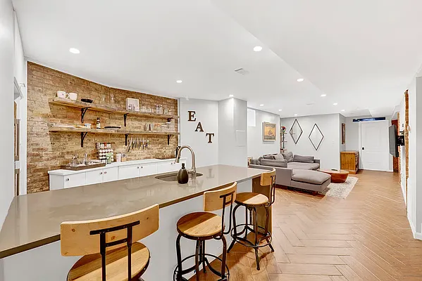 Rented by Remax Real Estate Professionals | media 38