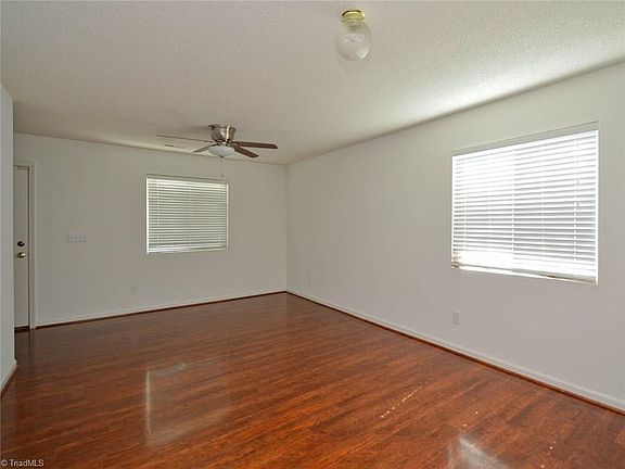 5th image of 11 Loxwood Ct