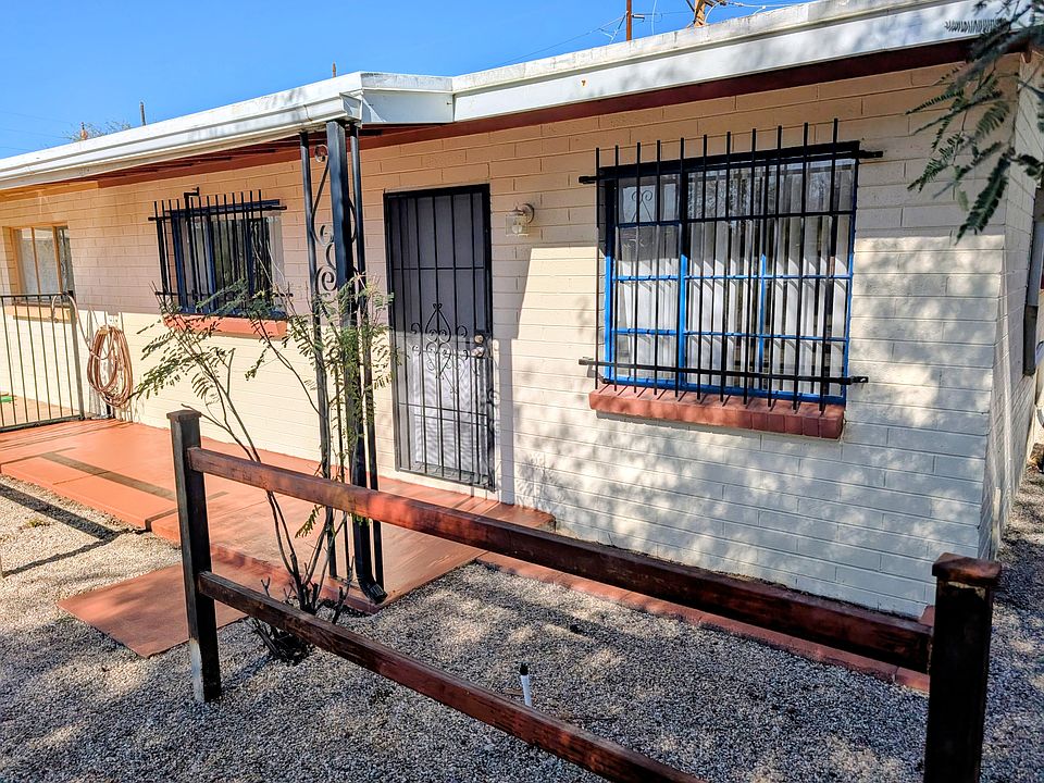Front of the duplex. The unit on the right.