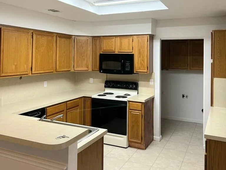 801 Summit Dr — Photo 4