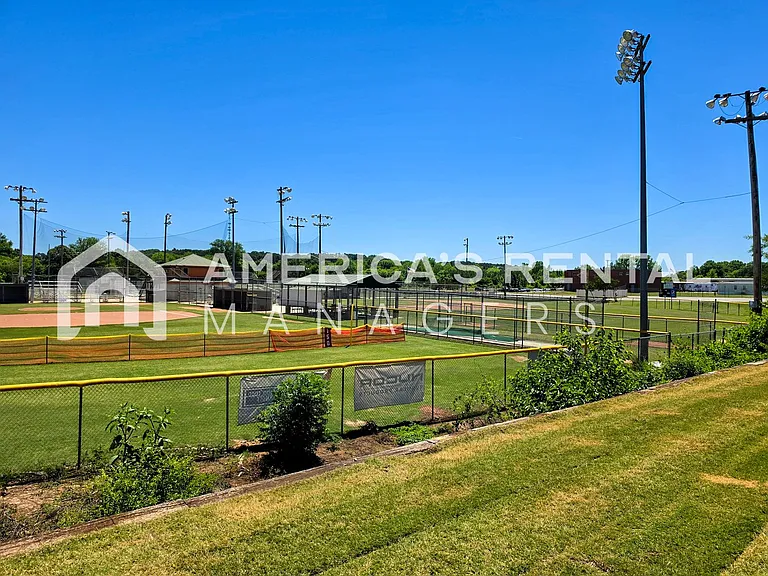 4111 Hudson Ct — Photo 40