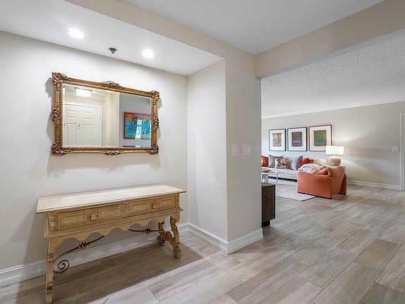 3rd image of 950 De Soto Rd APT 2B