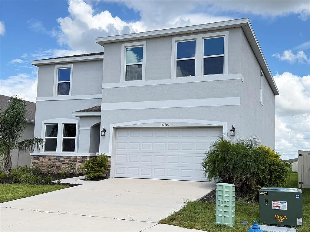 4 bed, 3.0 bath, 2756 sqft, $3,200 — Photo 1