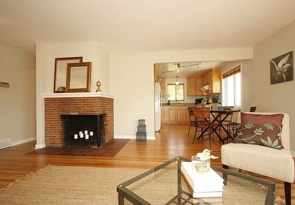 Living Room/Dining Area