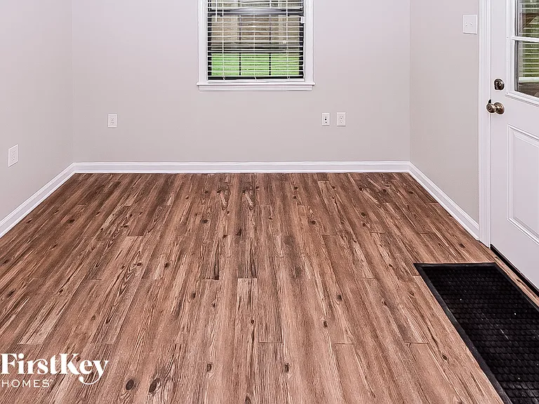 7066 Scepter Dr — Photo 2