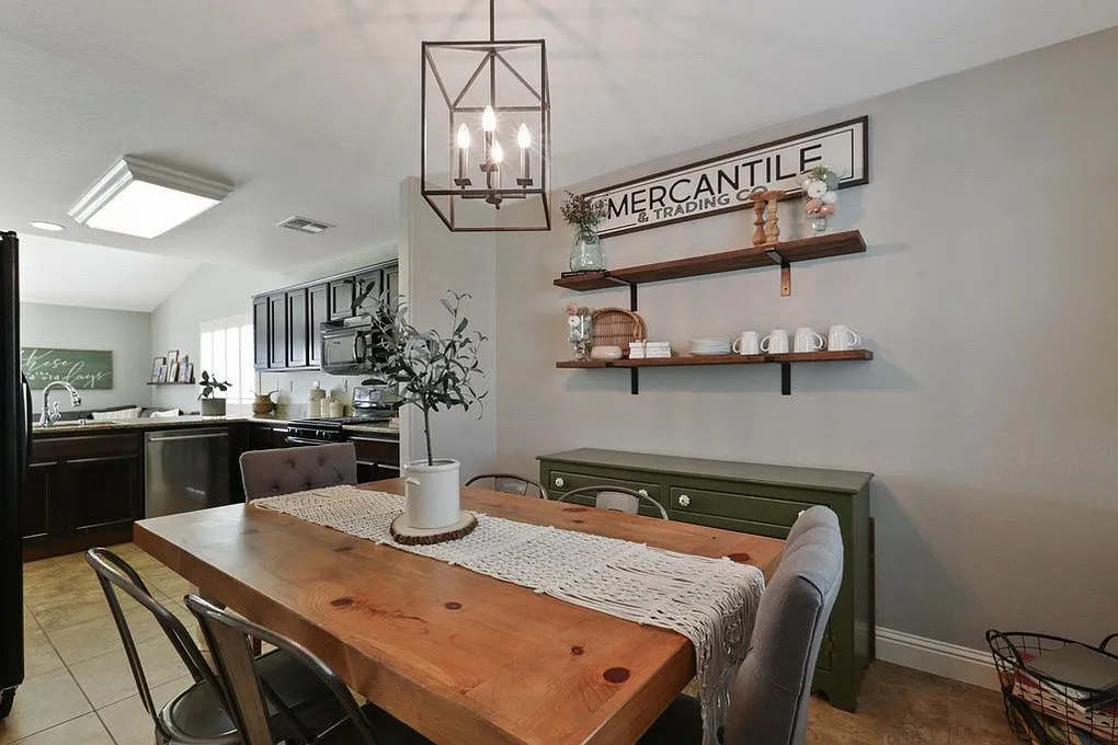 2423 W Corvina Ave — Photo 1