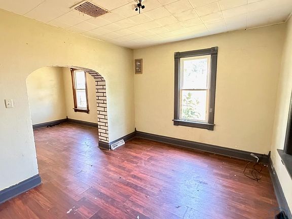 3rd image of 206 W 2nd St