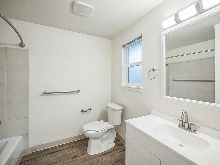 Spacious 2 Bedroom - Excellent Location! — Photo 22