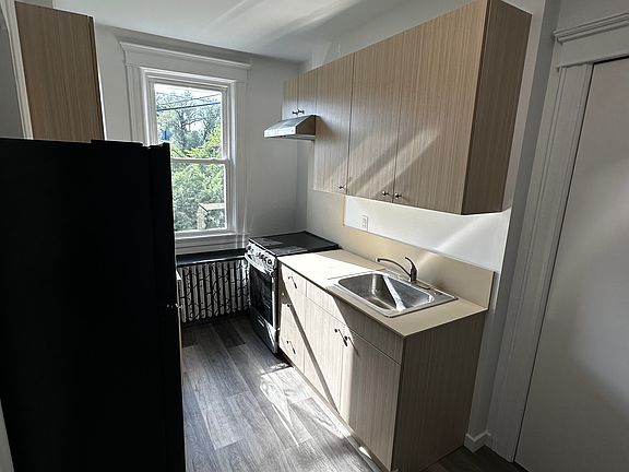 3rd image of 243 Grandview Ave Floor 1