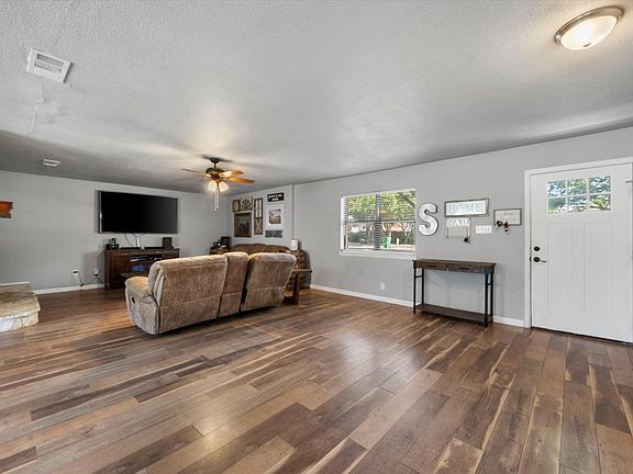 4th image of 202 Lone Star St