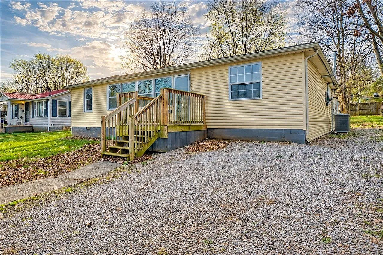 3 bed, 1.0 bath, 1168 sqft, $1,450 — Photo 1