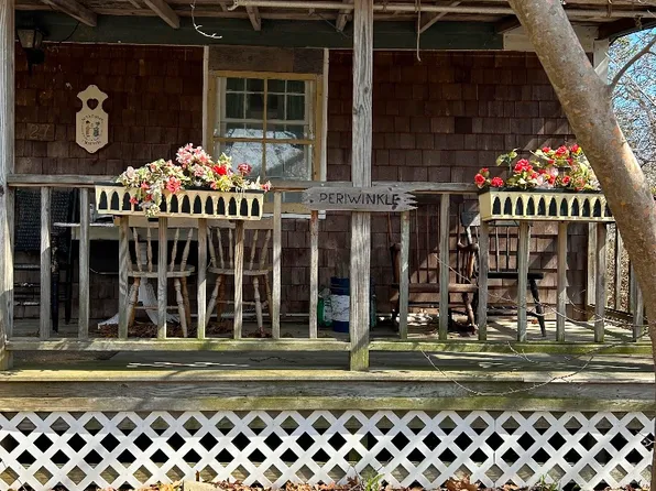 27 E Side Rd, Oak Bluffs, MA 02557