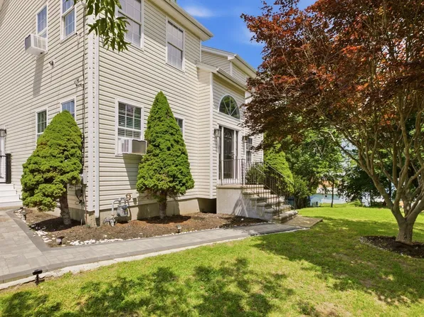 724 Woodman St, Fall River, MA 02724