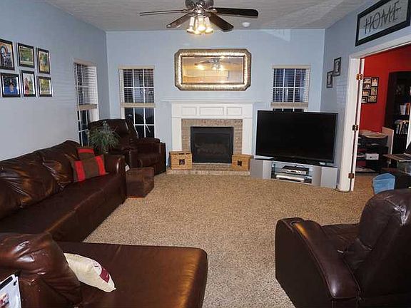 Family Room w/ Gas Fireplace