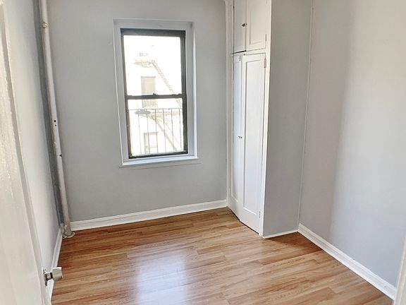 4th image of 21-78 35th St #5EE