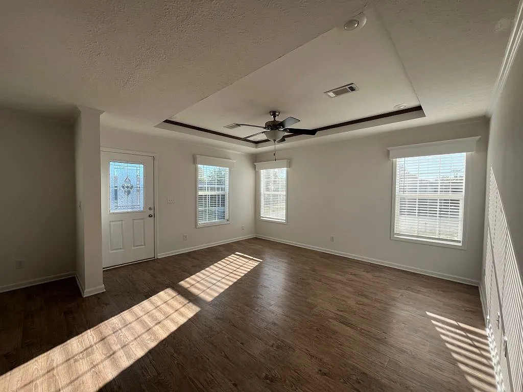 3 bed, 2.0 bath, 1286 sqft, $1,399 — Photo 3