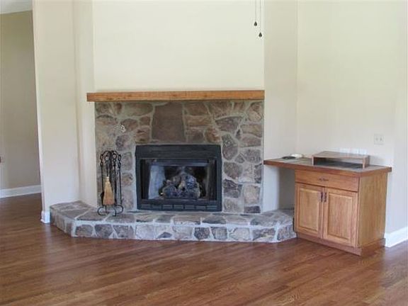 3rd image of 403 Deerfield Cir