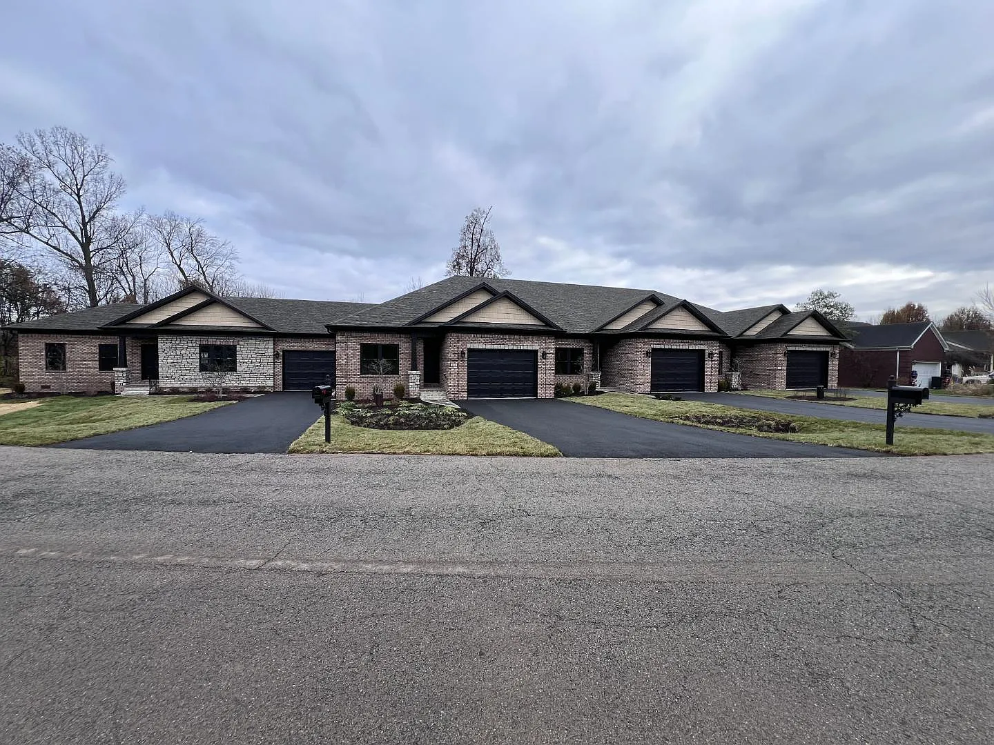102 Twin Oaks Drive - 104 — Photo 4