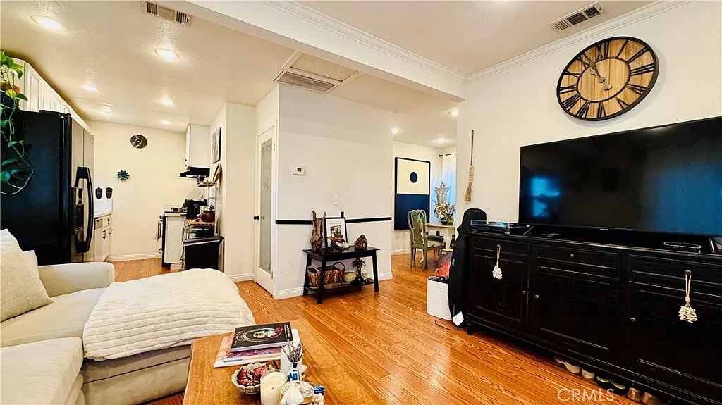 3 bed, 1100 sqft, $4,500 — Photo 2