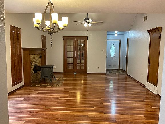 Family room +vaulted ceiling