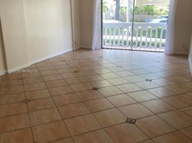 100 Edgewater Dr