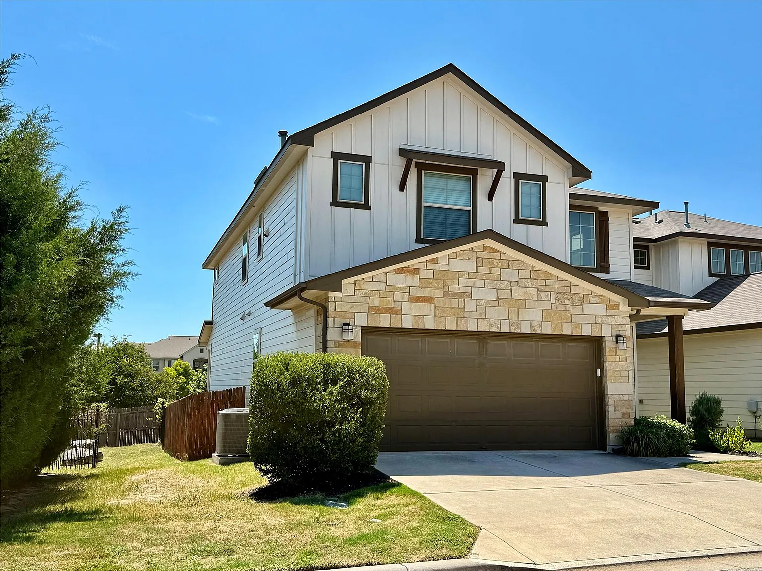 4 bed, 3.0 bath, 2508 sqft, $2,400 — Photo 2
